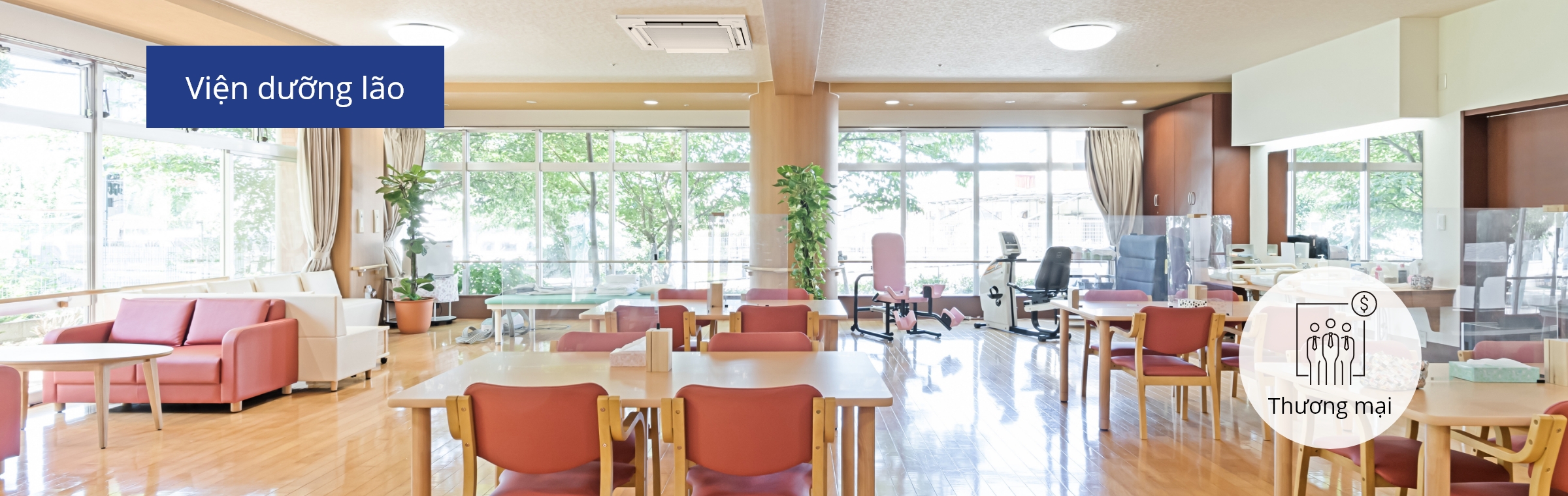 Hình ảnh căn phòng lớn kê bàn ghế tại một viện dưỡng lão.